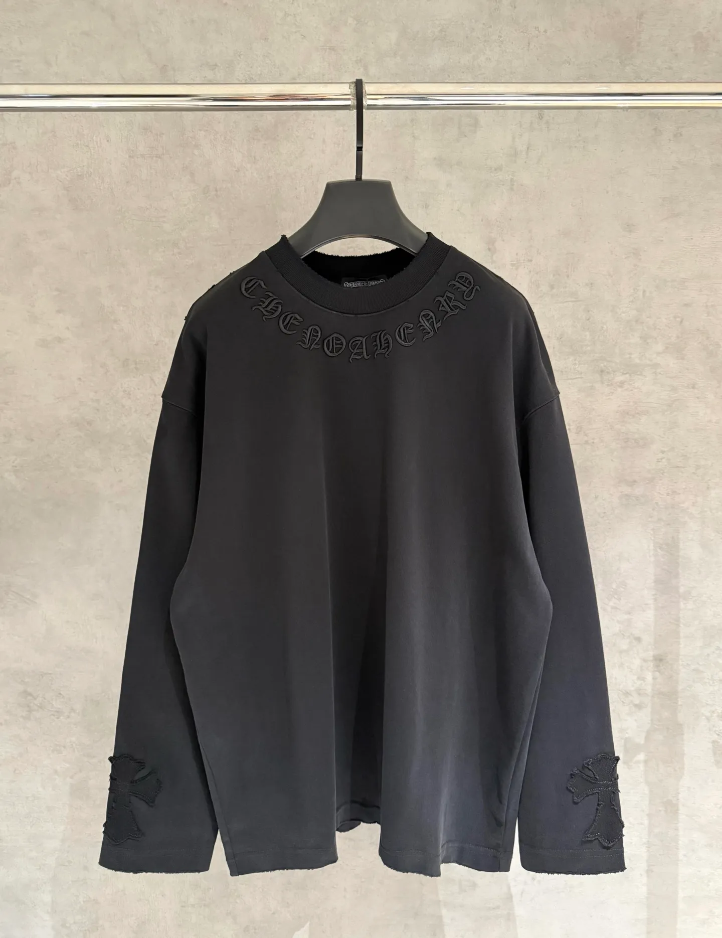 🅿️350 [Strict quality control] CH Crow Heart's new appliqué embroidered long-sleeved sweatshirt T-shirt. Heavy 340g double yarn fabric. Wash the whole garment twice. Frayed and torn on all four sides. Heavy fabric. The neckline is made of icy Salona. Loose fit. Deep, wide and stylish. No deformation or shrinkage. Color: 3 colors, black, white and gray. Size: M-2xl